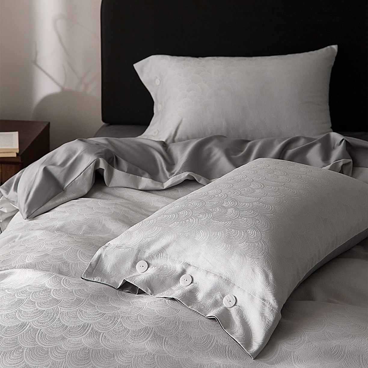 91家纺网 家纺一手货源 找家纺 ONE TWO ONE 121 2026新款100A版60x16B版s50支长绒棉全棉床上用品厚织提花四件套纽扣 祥瑞纳福