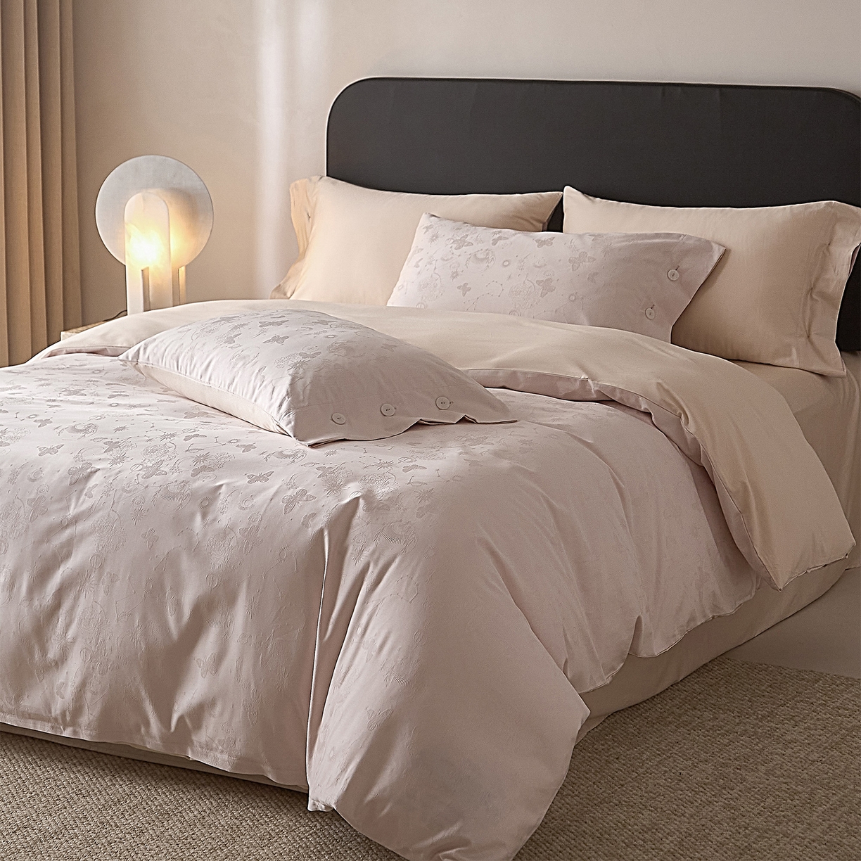 91家纺网 家纺一手货源 找家纺 ONE TWO ONE 121 2026新款100A版60x16B版s50支长绒棉全棉床上用品厚织提花四件套纽扣 蝴蝶千颂