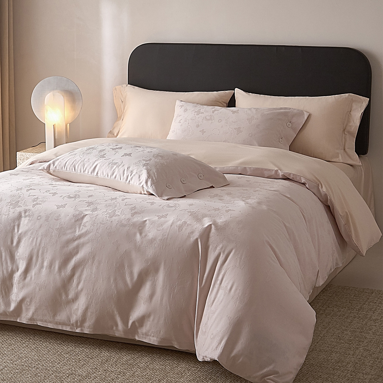 91家纺网 家纺一手货源 找家纺 ONE TWO ONE 121 2026新款100A版60x16B版s50支长绒棉全棉床上用品厚织提花四件套纽扣 蝴蝶千颂