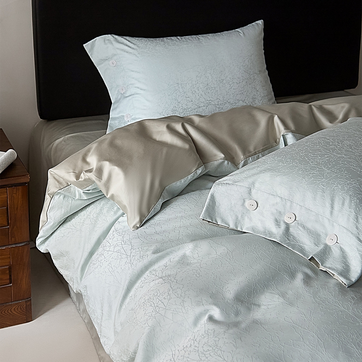 91家纺网 家纺一手货源 找家纺 ONE TWO ONE 121 2026新款100A版60x16B版s50支长绒棉全棉床上用品厚织提花四件套纽扣 时光清浅