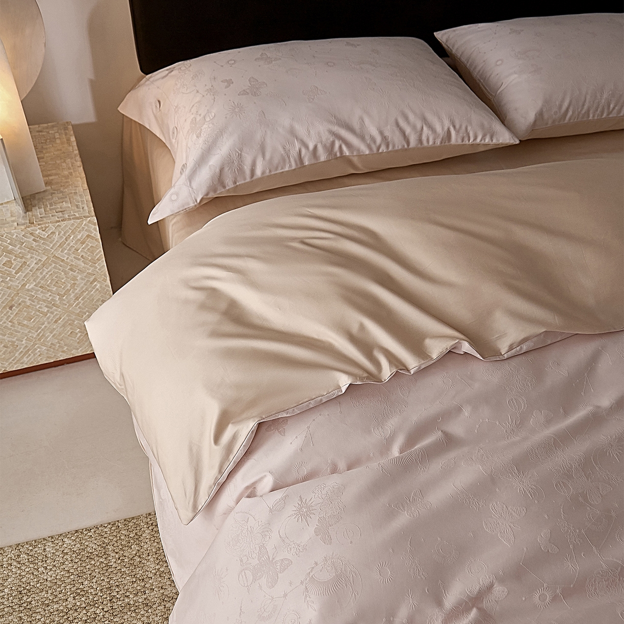 91家纺网 家纺一手货源 找家纺 ONE TWO ONE 121 2026新款100A版60x16B版s50支长绒棉全棉床上用品厚织提花四件套纽扣 蝴蝶千颂