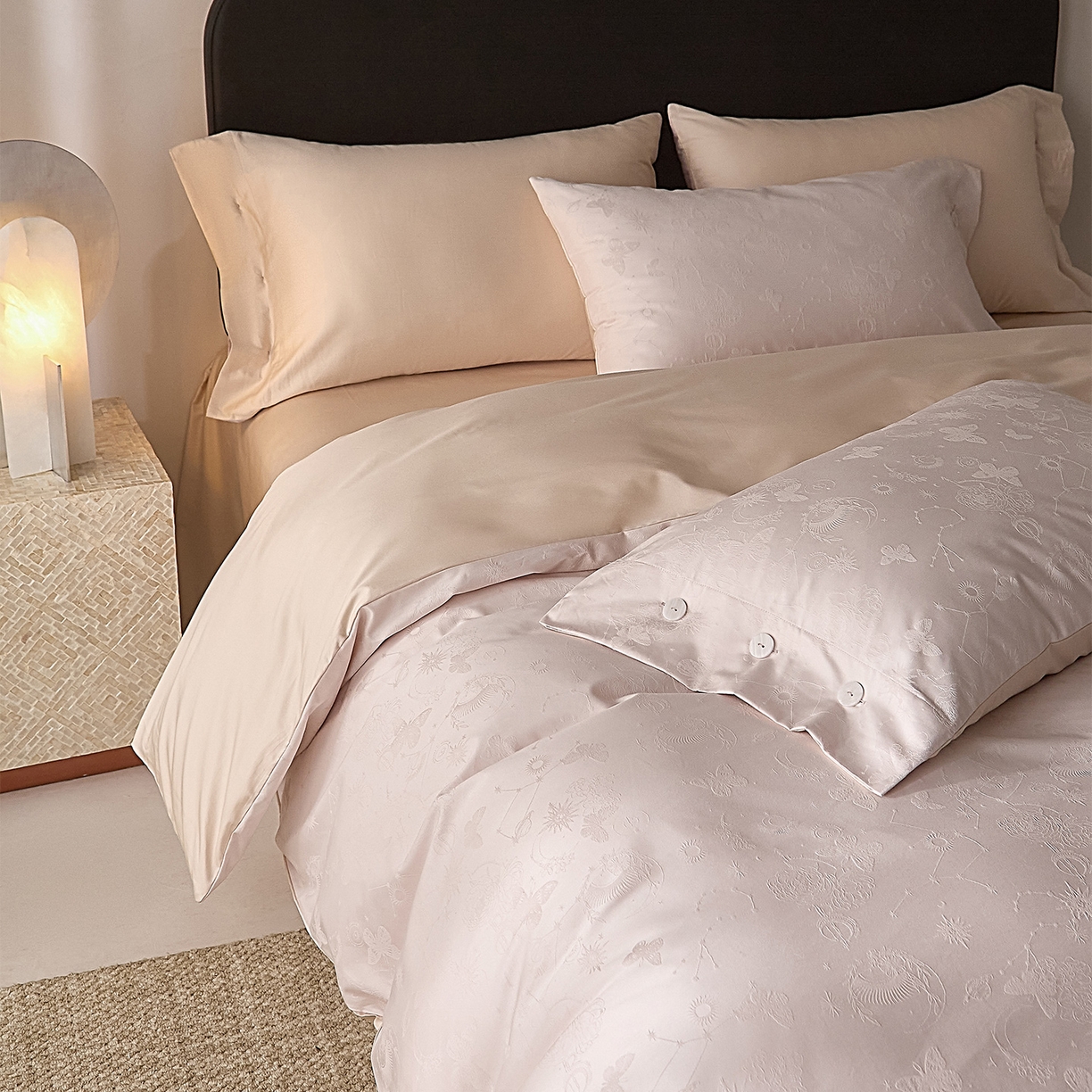 91家纺网 家纺一手货源 找家纺 ONE TWO ONE 121 2026新款100A版60x16B版s50支长绒棉全棉床上用品厚织提花四件套纽扣 蝴蝶千颂