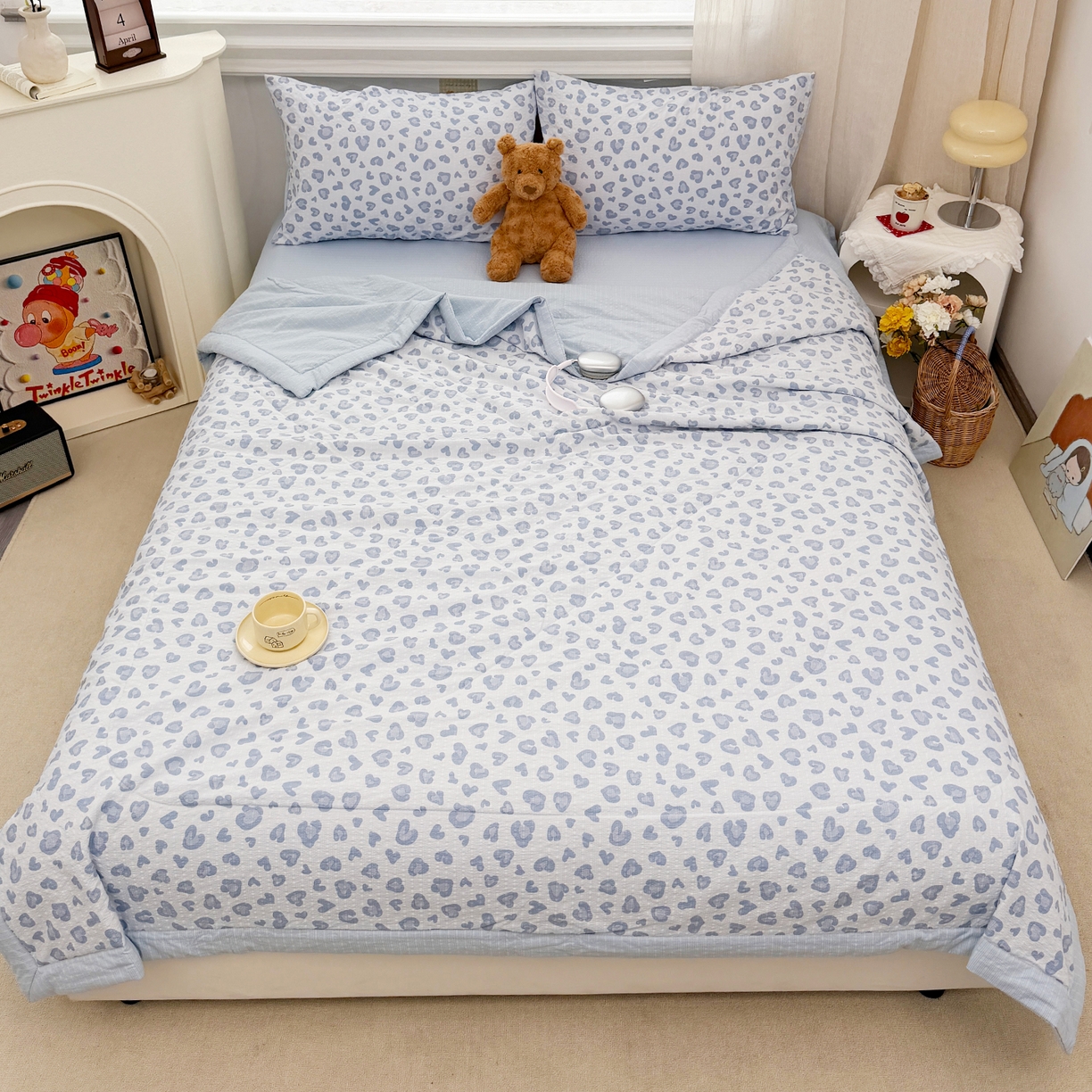 91家纺网 家纺一手货源 找家纺 娜朵家纺 2026新款A类泡芙双层纱大豆夏被夏凉被空调被四件套 蓝色豹纹