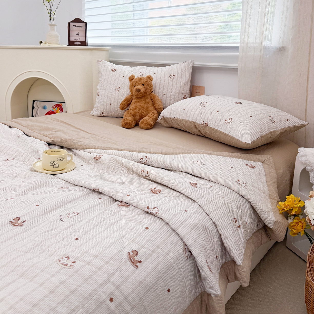 91家纺网 家纺一手货源 找家纺 娜朵家纺 2026新款A类泡芙双层纱大豆夏被夏凉被空调被四件套 木马摇摇