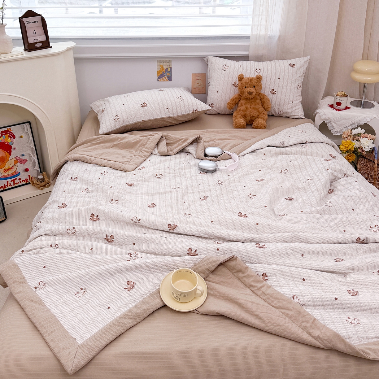 91家纺网 家纺一手货源 找家纺 娜朵家纺 2026新款A类泡芙双层纱大豆夏被夏凉被空调被四件套 木马摇摇