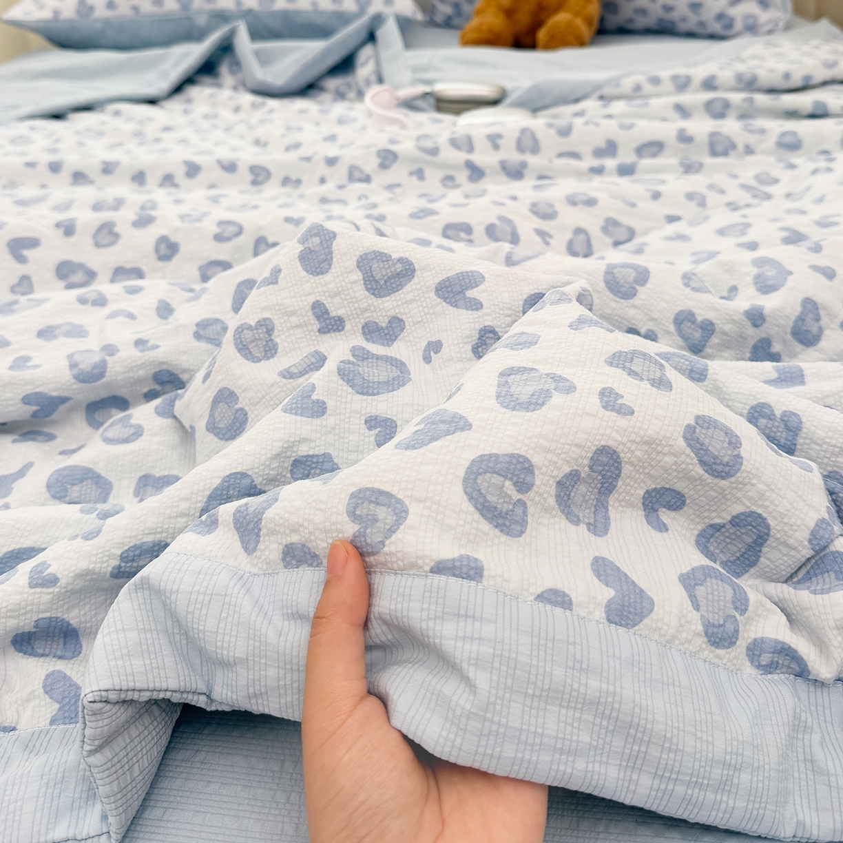 91家纺网 家纺一手货源 找家纺 娜朵家纺 2026新款A类泡芙双层纱大豆夏被夏凉被空调被四件套 蓝色豹纹