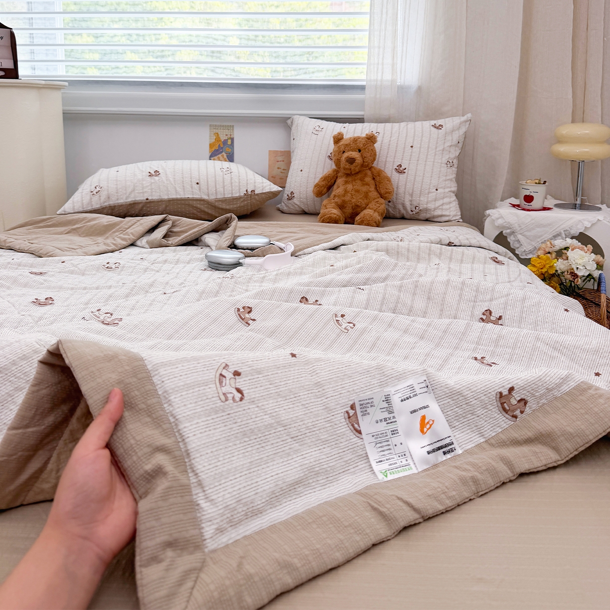 91家纺网 家纺一手货源 找家纺 娜朵家纺 2026新款A类泡芙双层纱大豆夏被夏凉被空调被四件套 木马摇摇