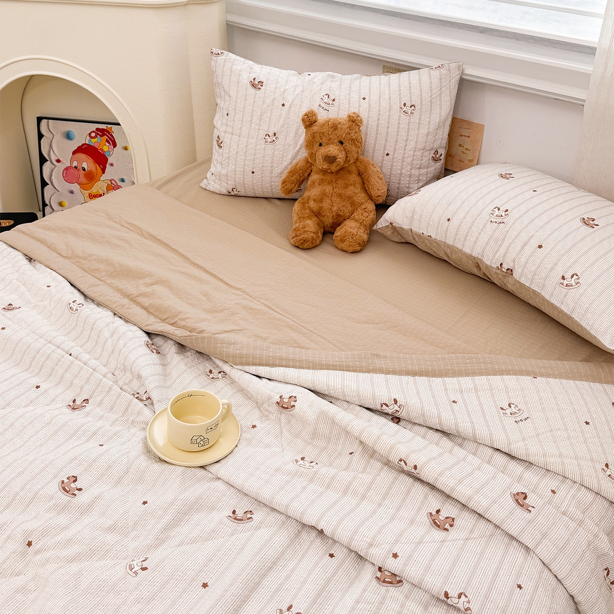 91家纺网 家纺一手货源 找家纺 娜朵家纺 2026新款A类泡芙双层纱大豆夏被夏凉被空调被四件套 木马摇摇