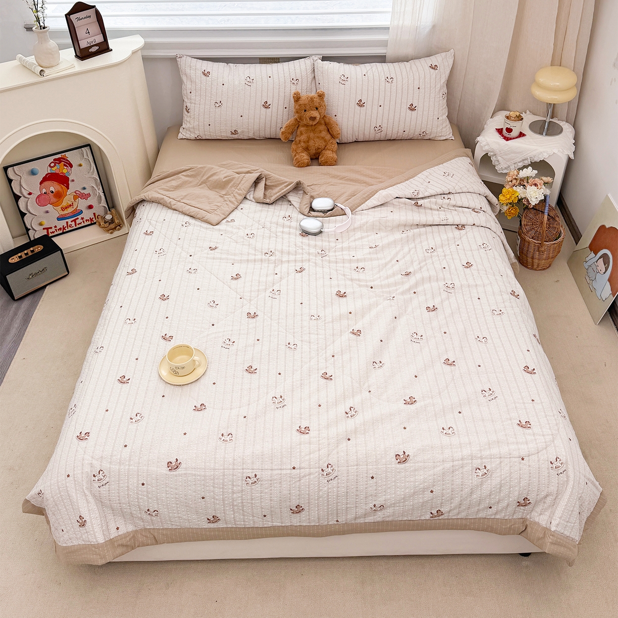 91家纺网 家纺一手货源 找家纺 娜朵家纺 2026新款A类泡芙双层纱大豆夏被夏凉被空调被四件套 木马摇摇