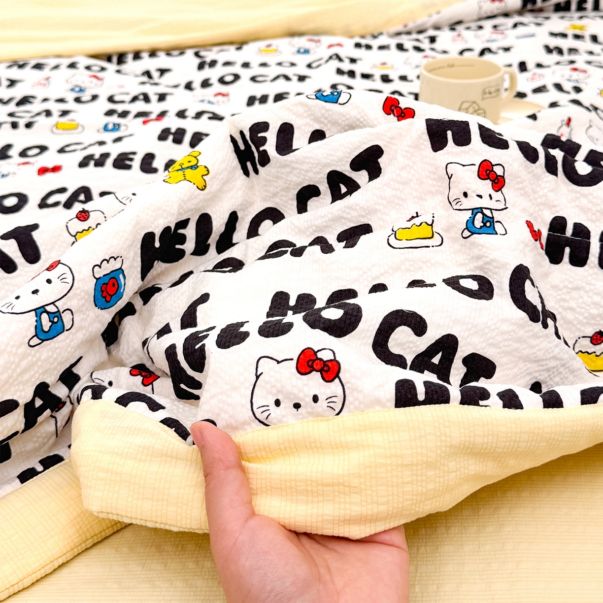 91家纺网 家纺一手货源 找家纺 娜朵家纺 2026新款A类泡芙双层纱大豆夏被夏凉被空调被四件套 hello小猫