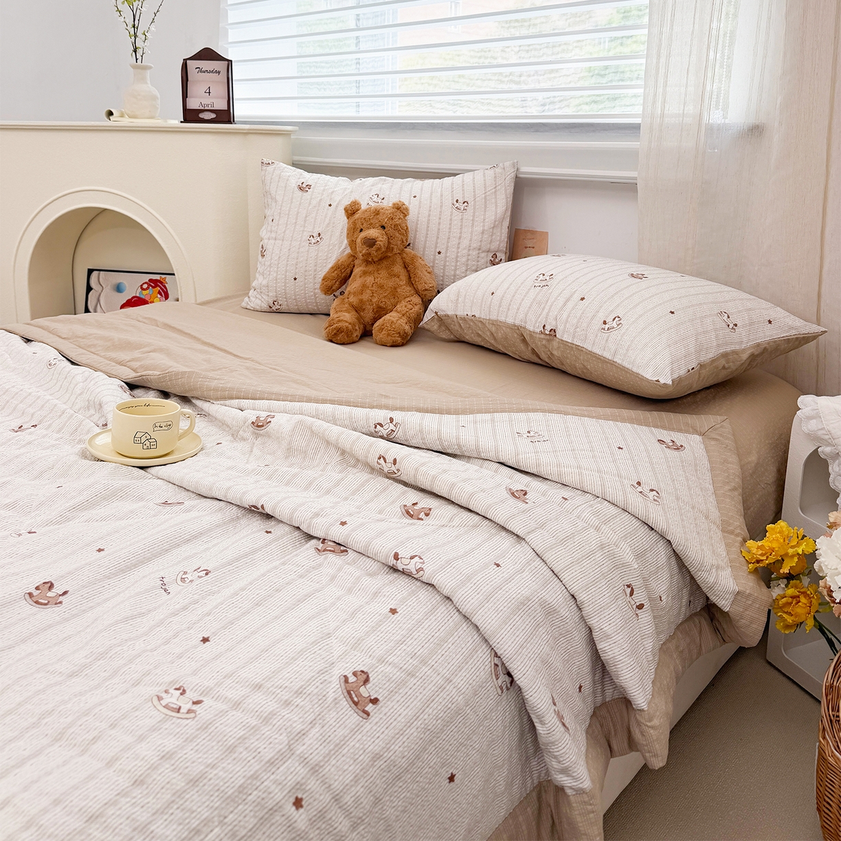 91家纺网 家纺一手货源 找家纺 娜朵家纺 2026新款A类泡芙双层纱大豆夏被夏凉被空调被四件套 木马摇摇