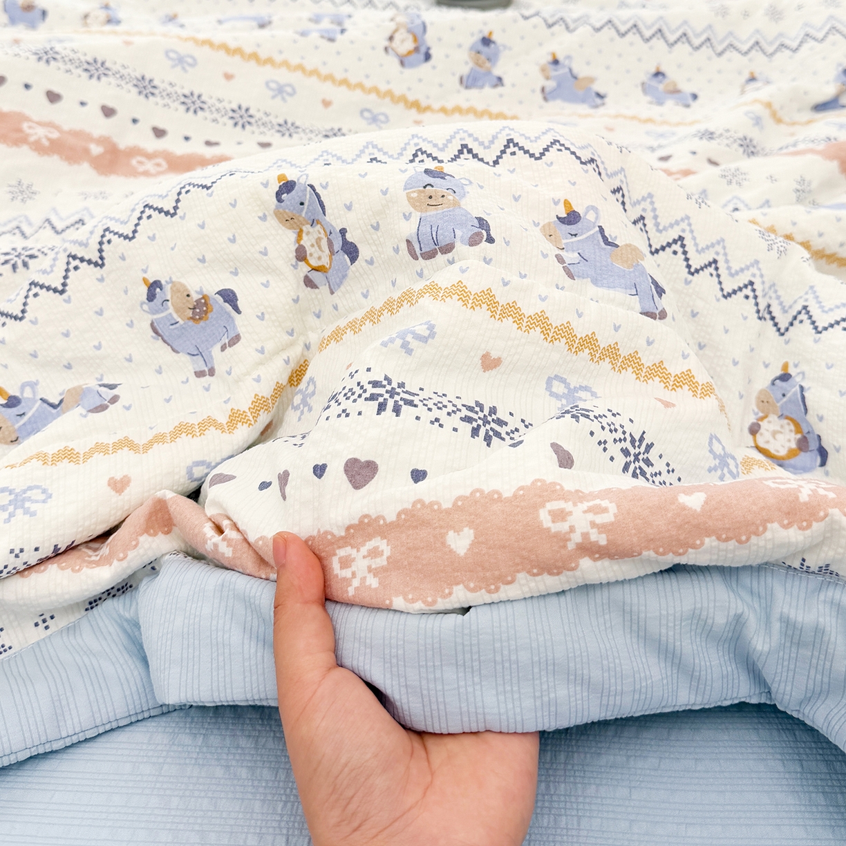 91家纺网 家纺一手货源 找家纺 娜朵家纺 2026新款A类泡芙双层纱大豆夏被夏凉被空调被四件套 小马哒哒