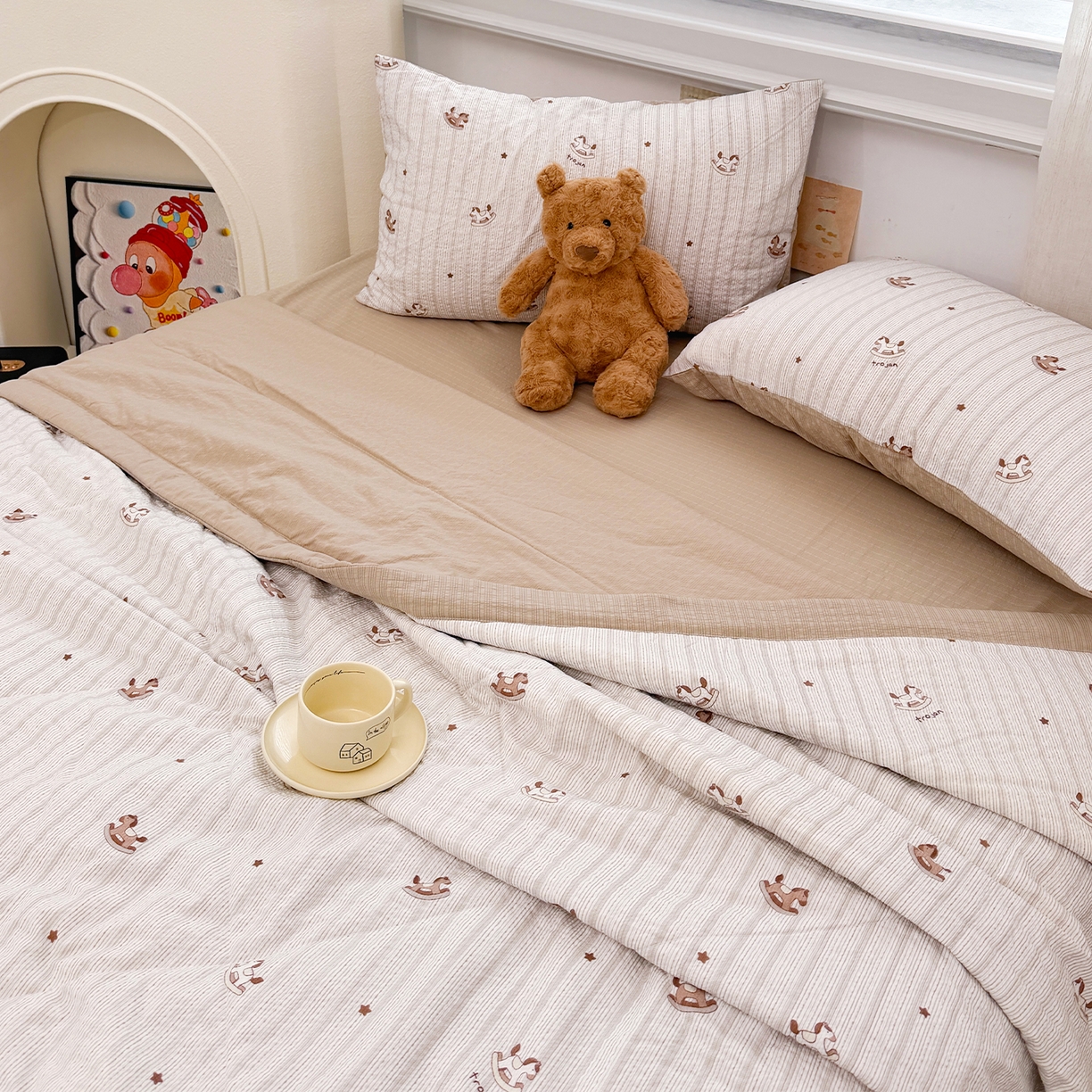 91家纺网 家纺一手货源 找家纺 娜朵家纺 2026新款A类泡芙双层纱大豆夏被夏凉被空调被四件套 木马摇摇