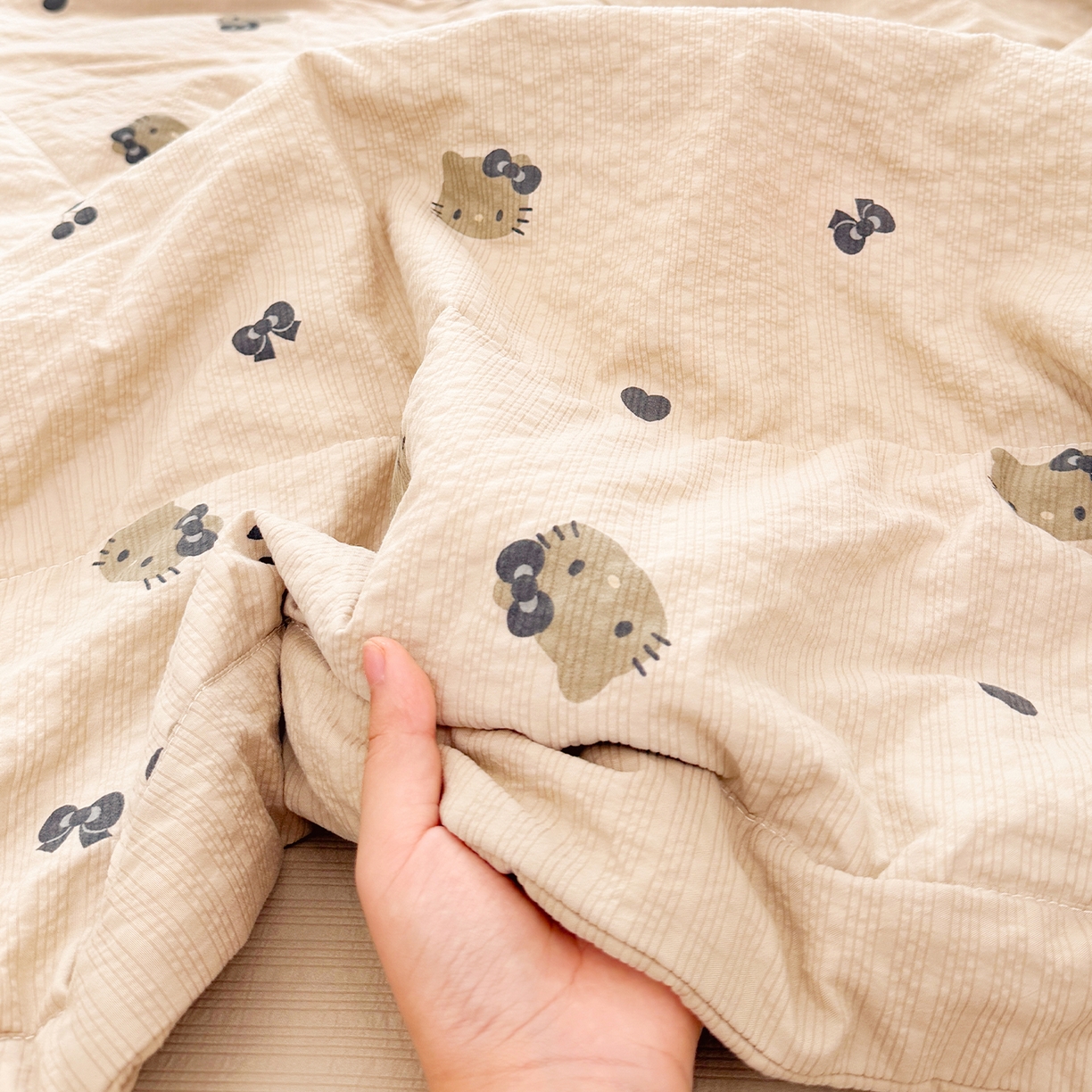 91家纺网 家纺一手货源 找家纺 娜朵家纺 2026新款A类泡芙双层纱大豆夏被夏凉被空调被四件套 黑脸小猫