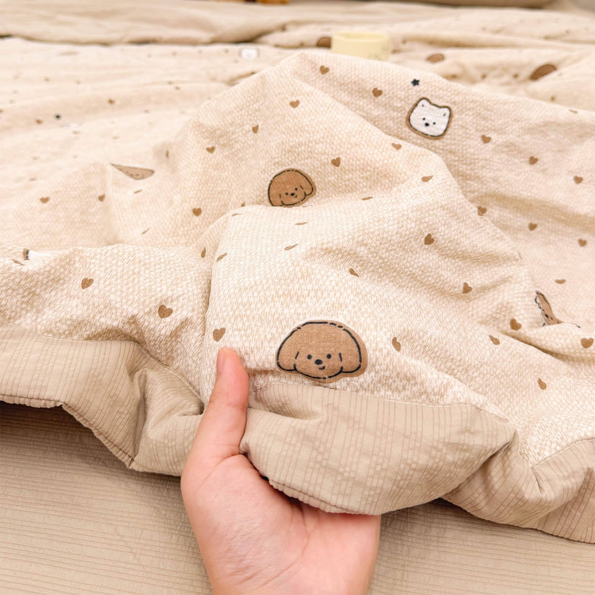 91家纺网 家纺一手货源 找家纺 娜朵家纺 2026新款A类泡芙双层纱大豆夏被夏凉被空调被四件套 饼干小狗