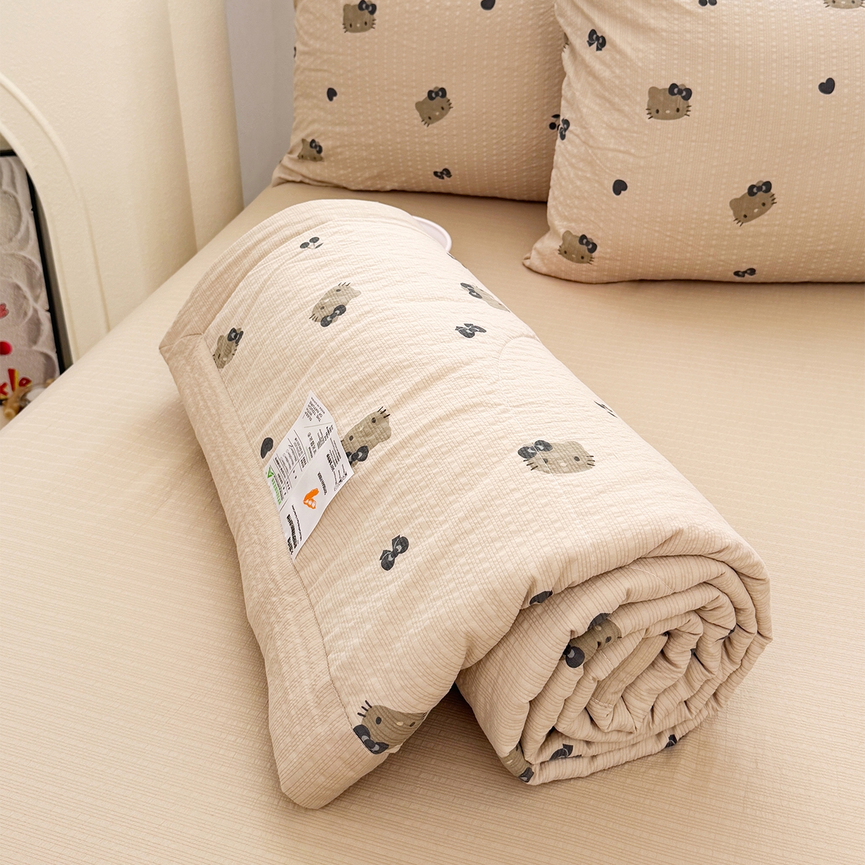 91家纺网 家纺一手货源 找家纺 娜朵家纺 2026新款A类泡芙双层纱大豆夏被夏凉被空调被四件套 黑脸小猫