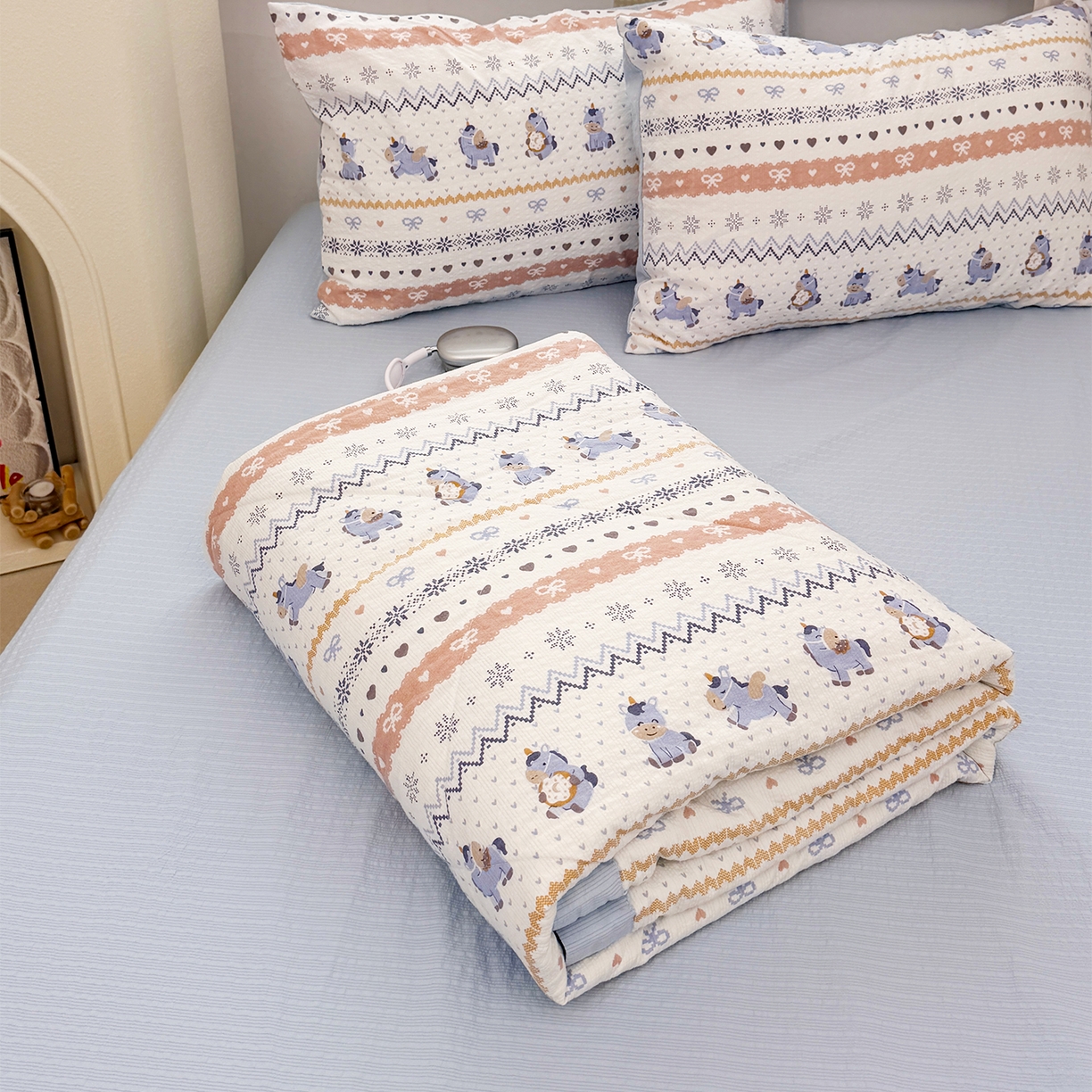 91家纺网 家纺一手货源 找家纺 娜朵家纺 2026新款A类泡芙双层纱大豆夏被夏凉被空调被四件套 小马哒哒