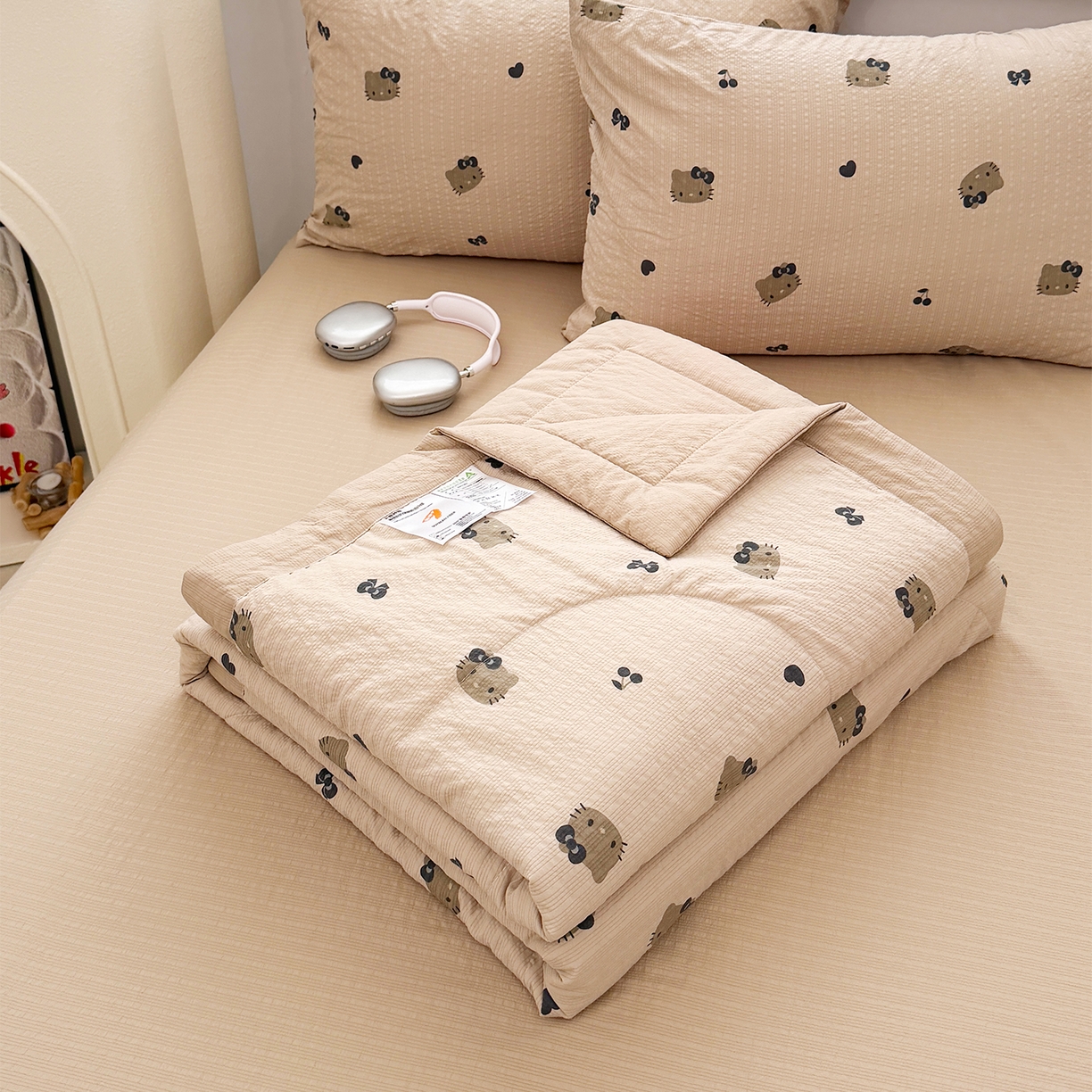 91家纺网 家纺一手货源 找家纺 娜朵家纺 2026新款A类泡芙双层纱大豆夏被夏凉被空调被四件套 黑脸小猫