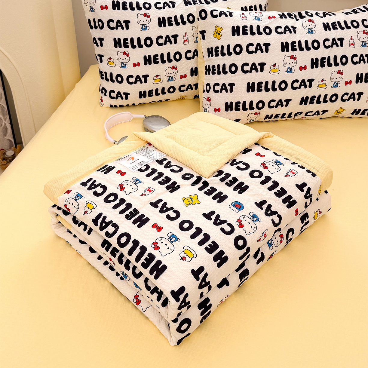 91家纺网 家纺一手货源 找家纺 娜朵家纺 2026新款A类泡芙双层纱大豆夏被夏凉被空调被四件套 hello小猫