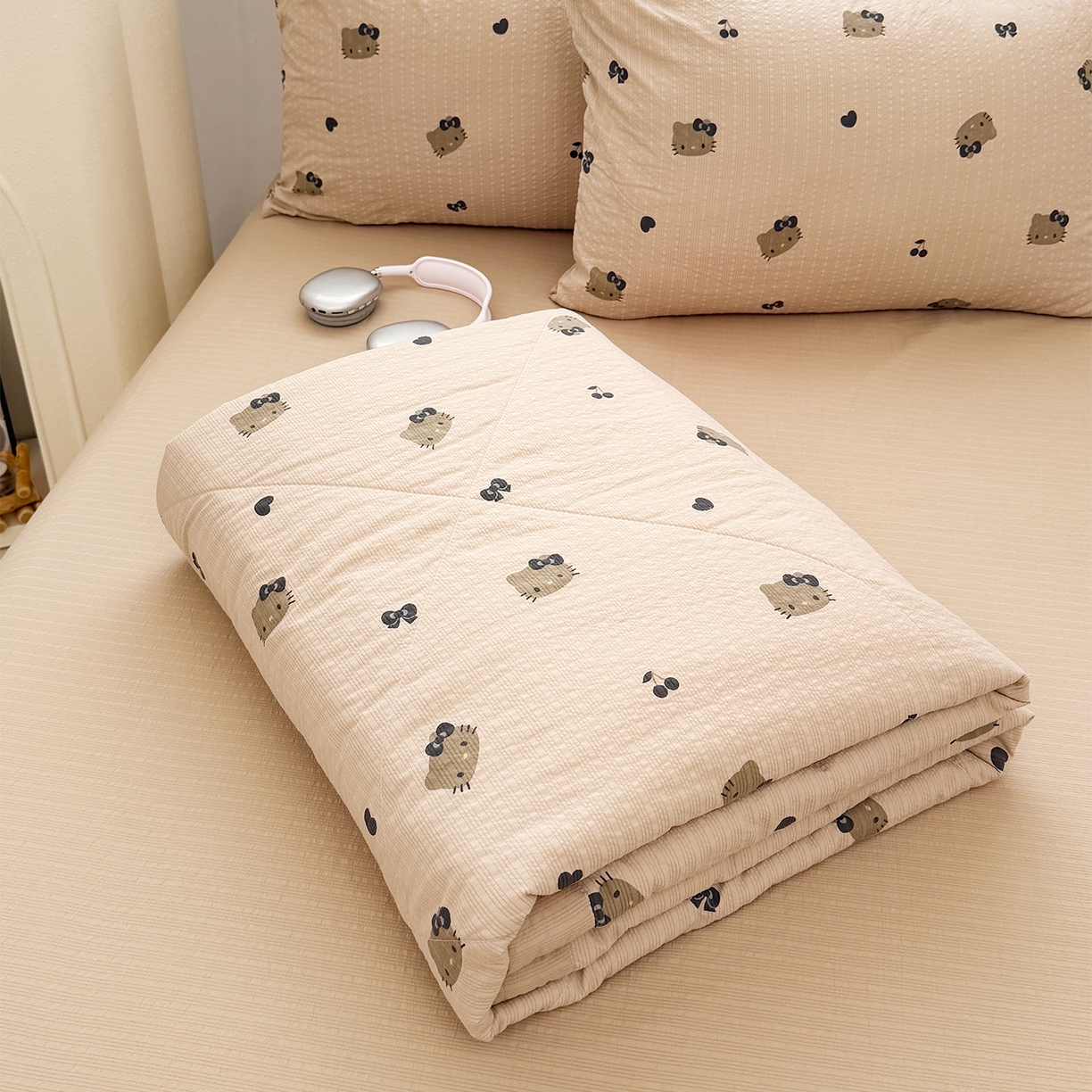 91家纺网 家纺一手货源 找家纺 娜朵家纺 2026新款A类泡芙双层纱大豆夏被夏凉被空调被四件套 黑脸小猫