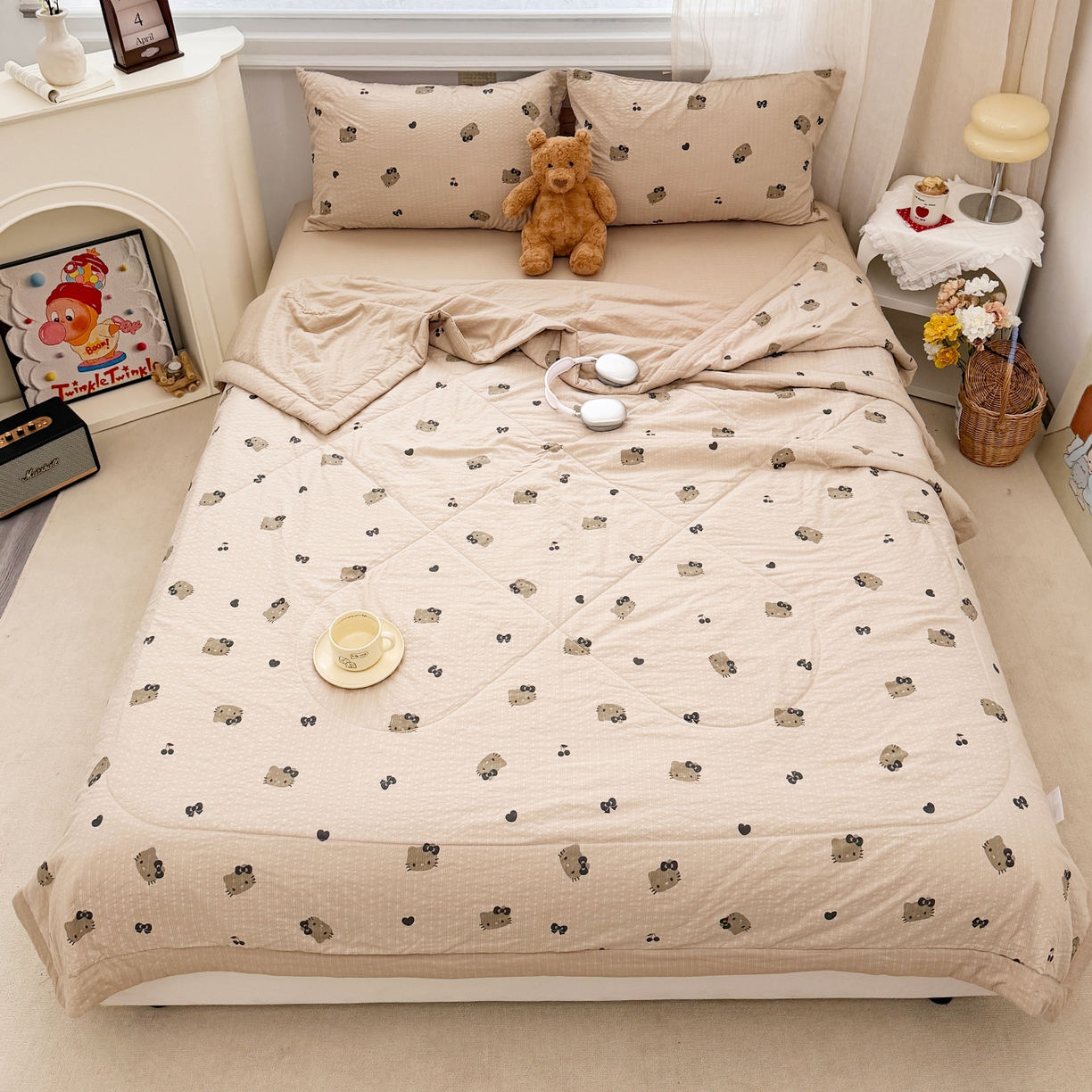 91家纺网 家纺一手货源 找家纺 娜朵家纺 2026新款A类泡芙双层纱大豆夏被夏凉被空调被四件套 黑脸小猫