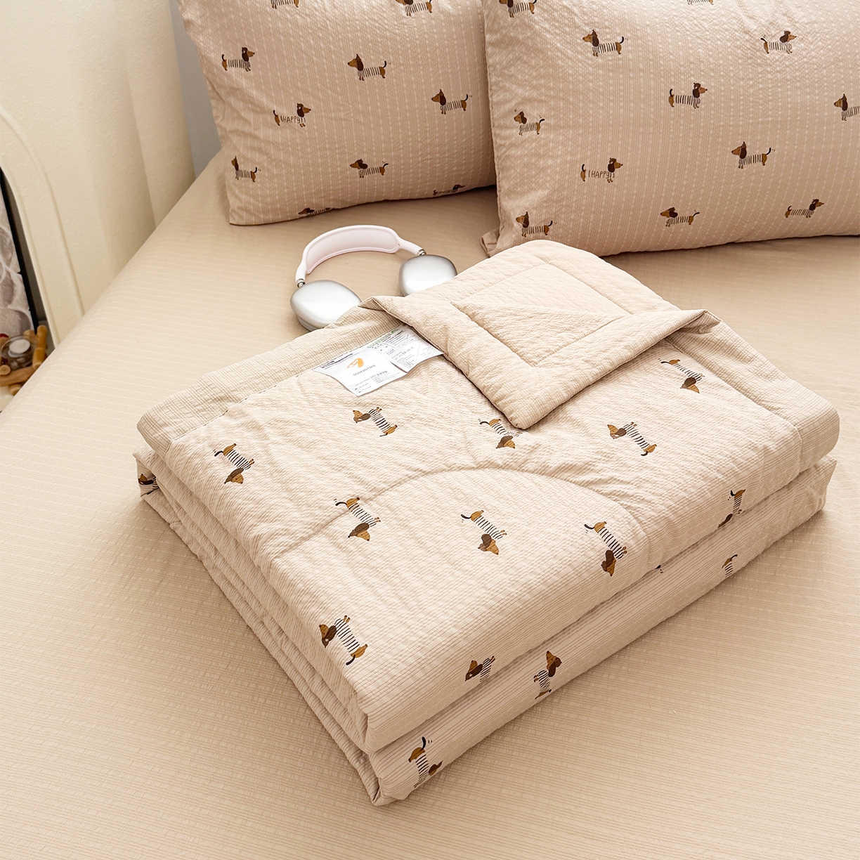 91家纺网 家纺一手货源 找家纺 娜朵家纺 2026新款A类泡芙双层纱大豆夏被夏凉被空调被四件套 线条小狗