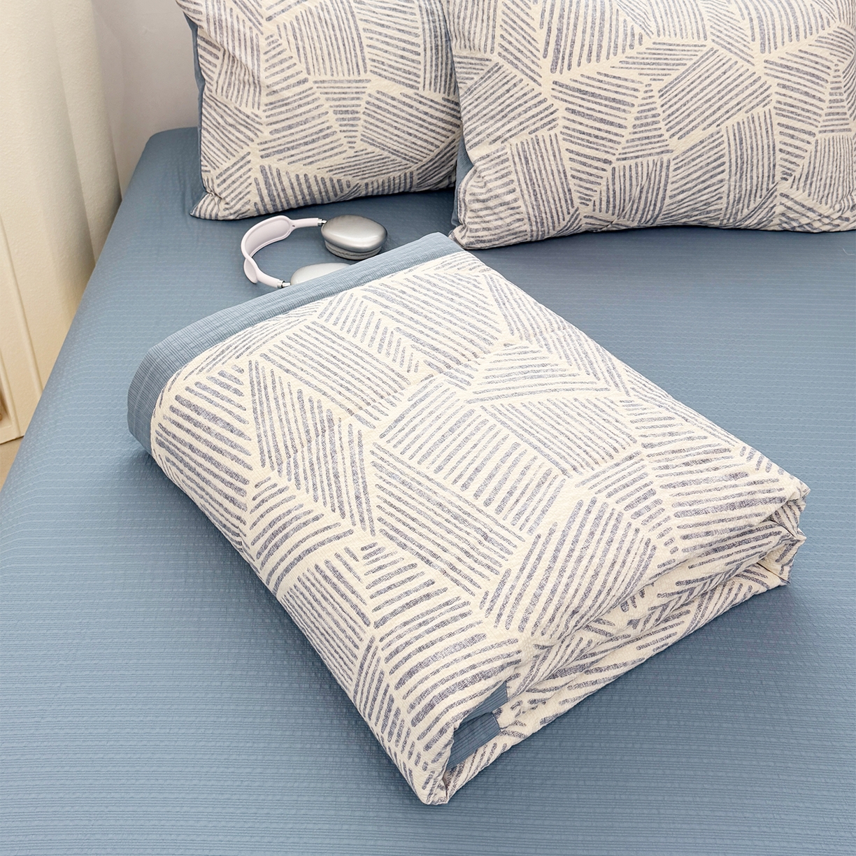 91家纺网 家纺一手货源 找家纺 娜朵家纺 2026新款A类泡芙双层纱大豆夏被夏凉被空调被四件套 极简几何