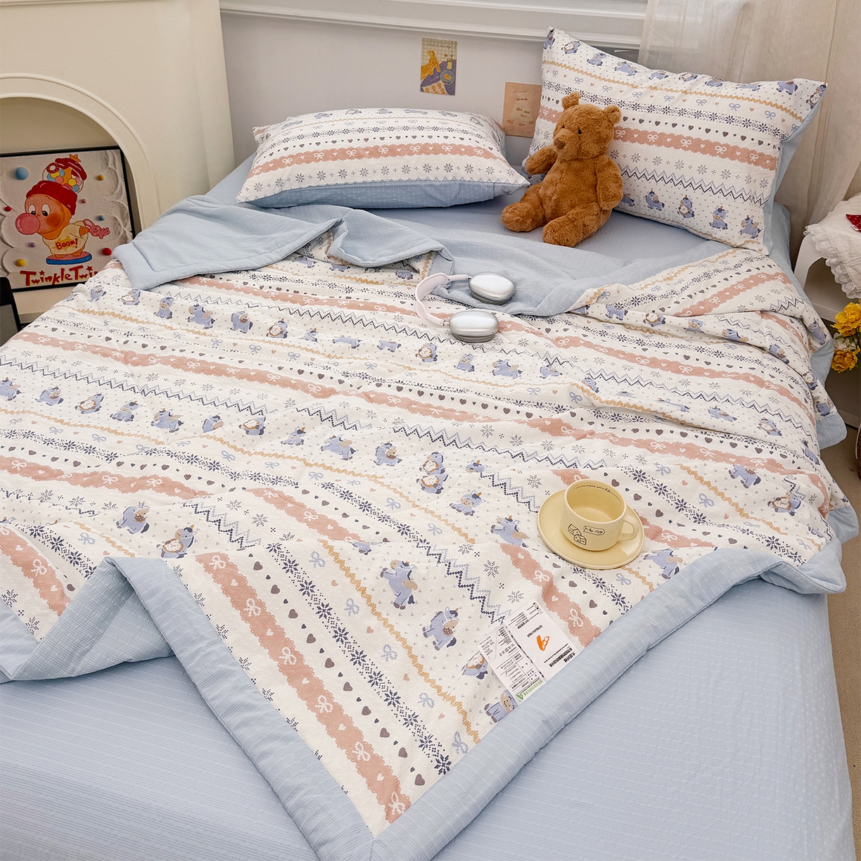 91家纺网 家纺一手货源 找家纺 娜朵家纺 2026新款A类泡芙双层纱大豆夏被夏凉被空调被四件套 小马哒哒