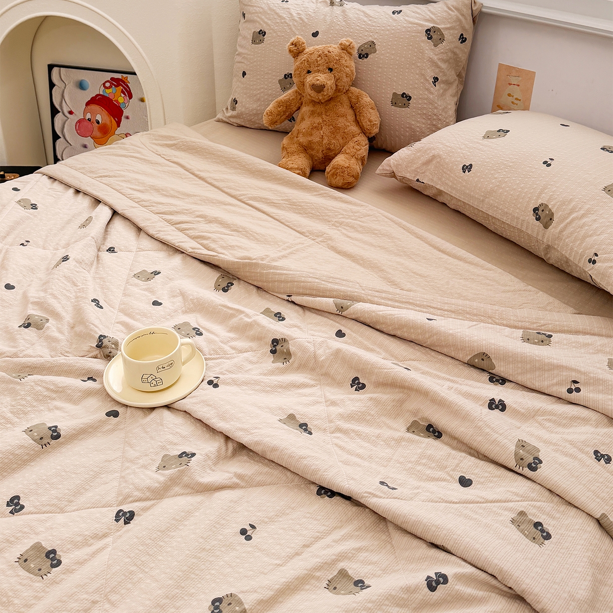 91家纺网 家纺一手货源 找家纺 娜朵家纺 2026新款A类泡芙双层纱大豆夏被夏凉被空调被四件套 黑脸小猫