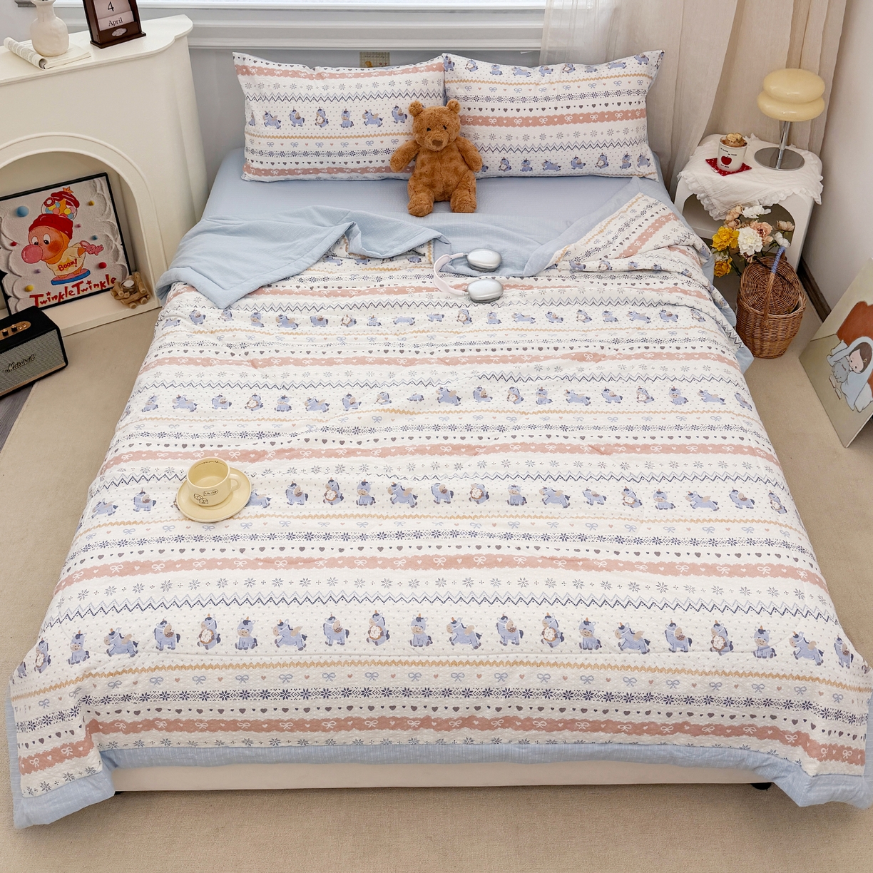 91家纺网 家纺一手货源 找家纺 娜朵家纺 2026新款A类泡芙双层纱大豆夏被夏凉被空调被四件套 小马哒哒