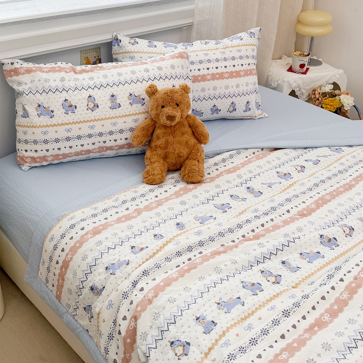 91家纺网 家纺一手货源 找家纺 娜朵家纺 2026新款A类泡芙双层纱大豆夏被夏凉被空调被四件套 小马哒哒