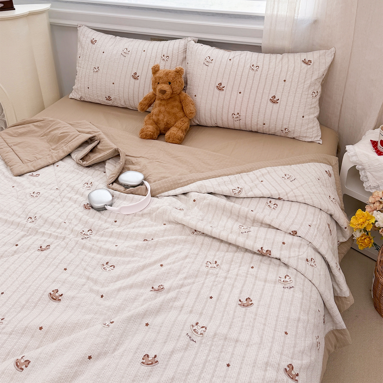 91家纺网 家纺一手货源 找家纺 娜朵家纺 2026新款A类泡芙双层纱大豆夏被夏凉被空调被四件套 木马摇摇