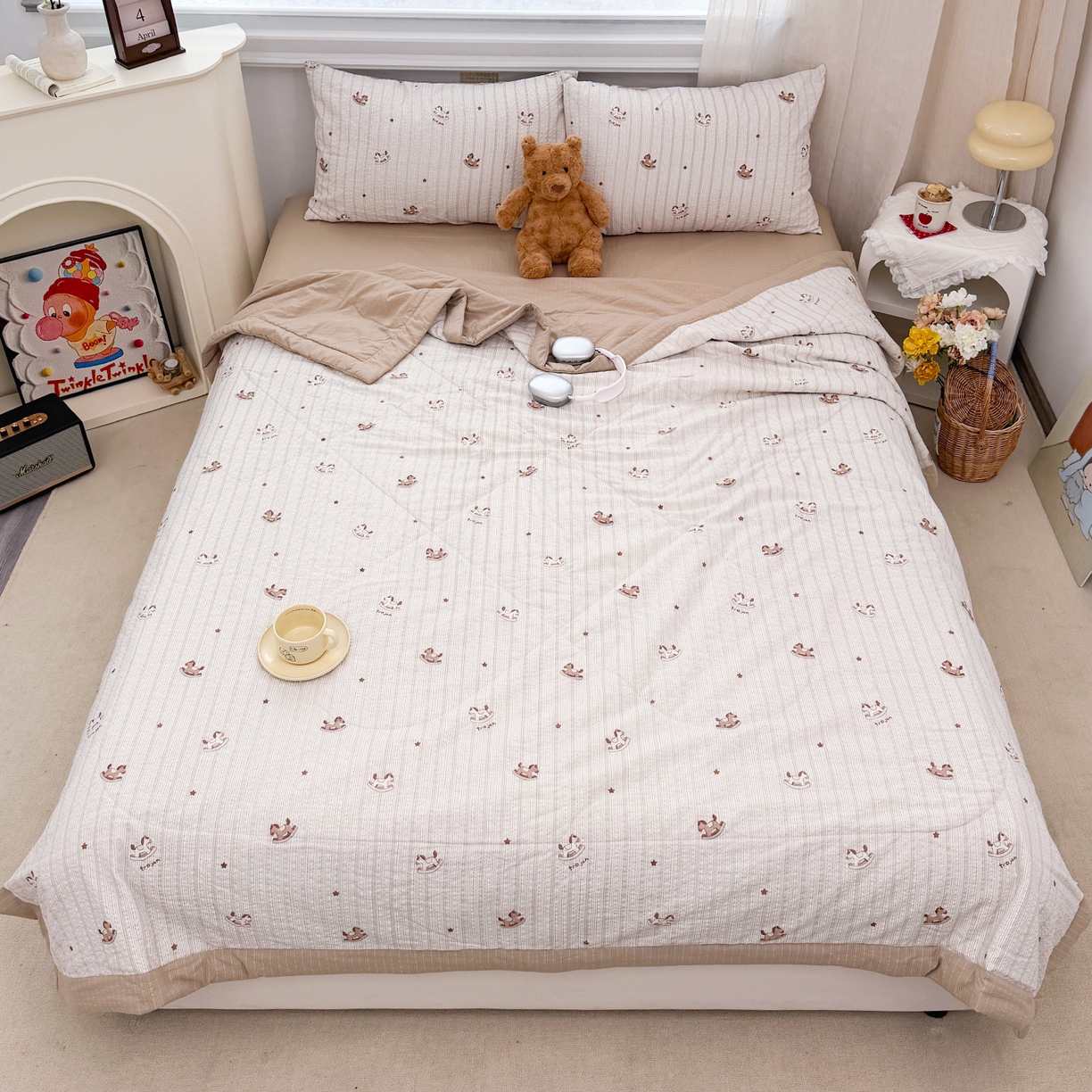 91家纺网 家纺一手货源 找家纺 娜朵家纺 2026新款A类泡芙双层纱大豆夏被夏凉被空调被四件套 木马摇摇