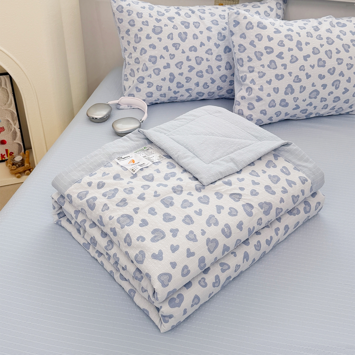 91家纺网 家纺一手货源 找家纺 娜朵家纺 2026新款A类泡芙双层纱大豆夏被夏凉被空调被四件套 蓝色豹纹