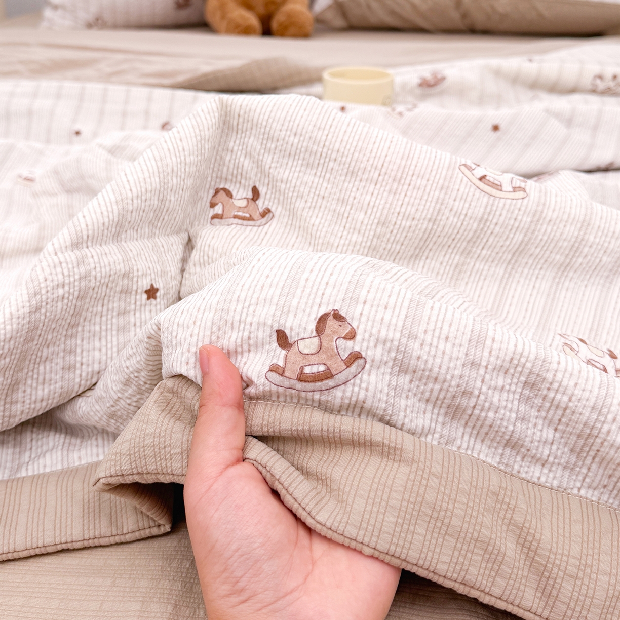 91家纺网 家纺一手货源 找家纺 娜朵家纺 2026新款A类泡芙双层纱大豆夏被夏凉被空调被四件套 木马摇摇