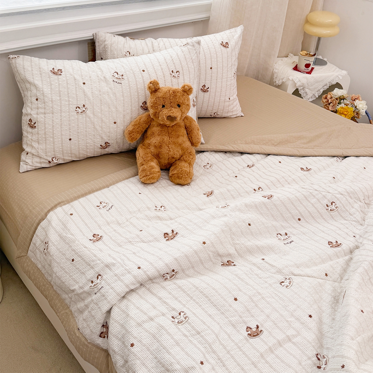 91家纺网 家纺一手货源 找家纺 娜朵家纺 2026新款A类泡芙双层纱大豆夏被夏凉被空调被四件套 木马摇摇