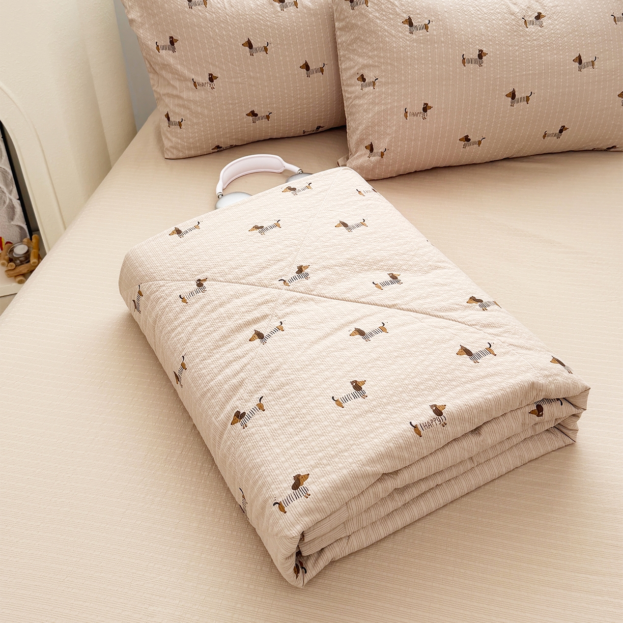 91家纺网 家纺一手货源 找家纺 娜朵家纺 2026新款A类泡芙双层纱大豆夏被夏凉被空调被四件套 线条小狗