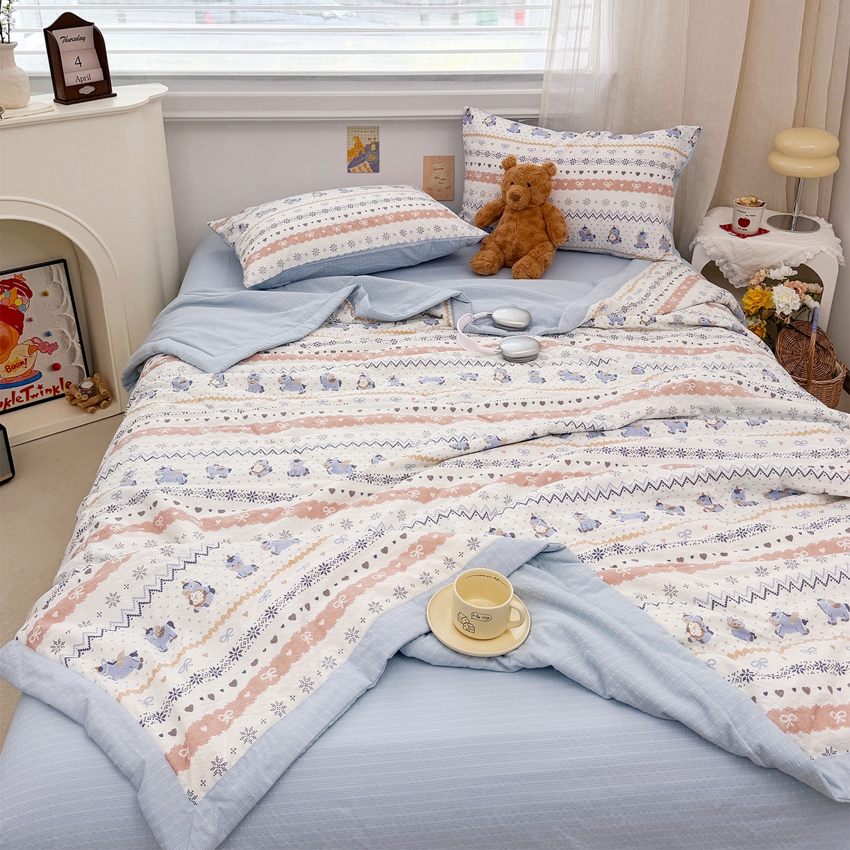 91家纺网 家纺一手货源 找家纺 娜朵家纺 2026新款A类泡芙双层纱大豆夏被夏凉被空调被四件套 小马哒哒