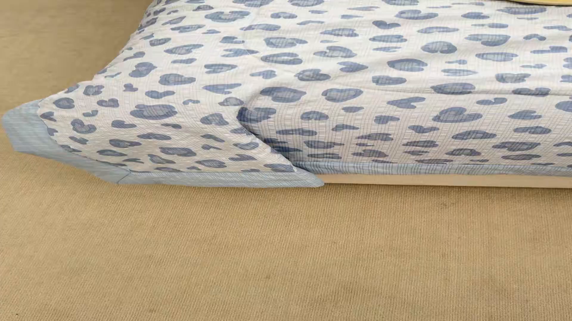 91家纺网 家纺一手货源 找家纺 娜朵家纺 2026新款A类泡芙双层纱大豆夏被夏凉被空调被四件套 蓝色豹纹