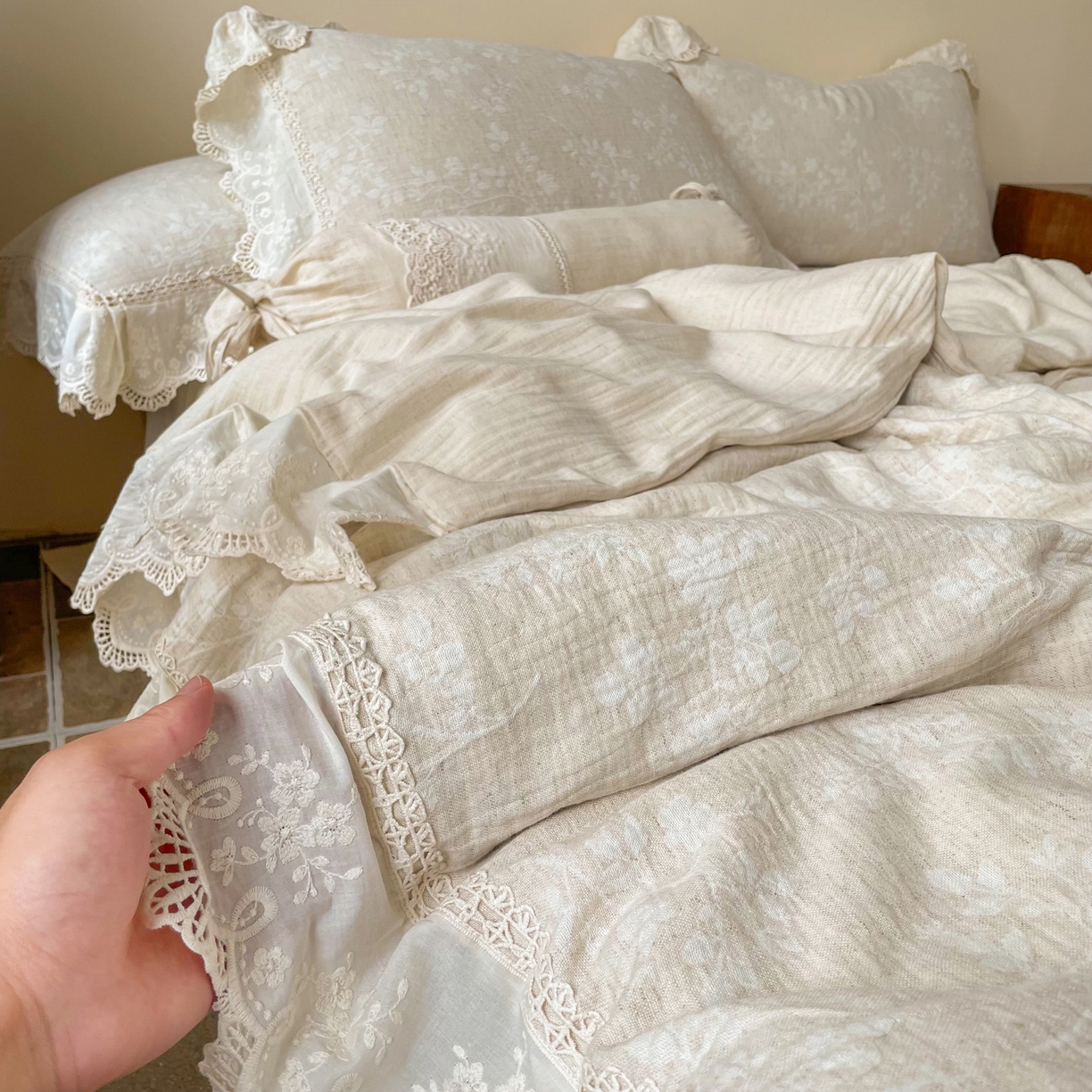 91家纺网 家纺一手货源 找家纺 梵克保罗 2026新款棉麻提花四件套（花边款） 草木深