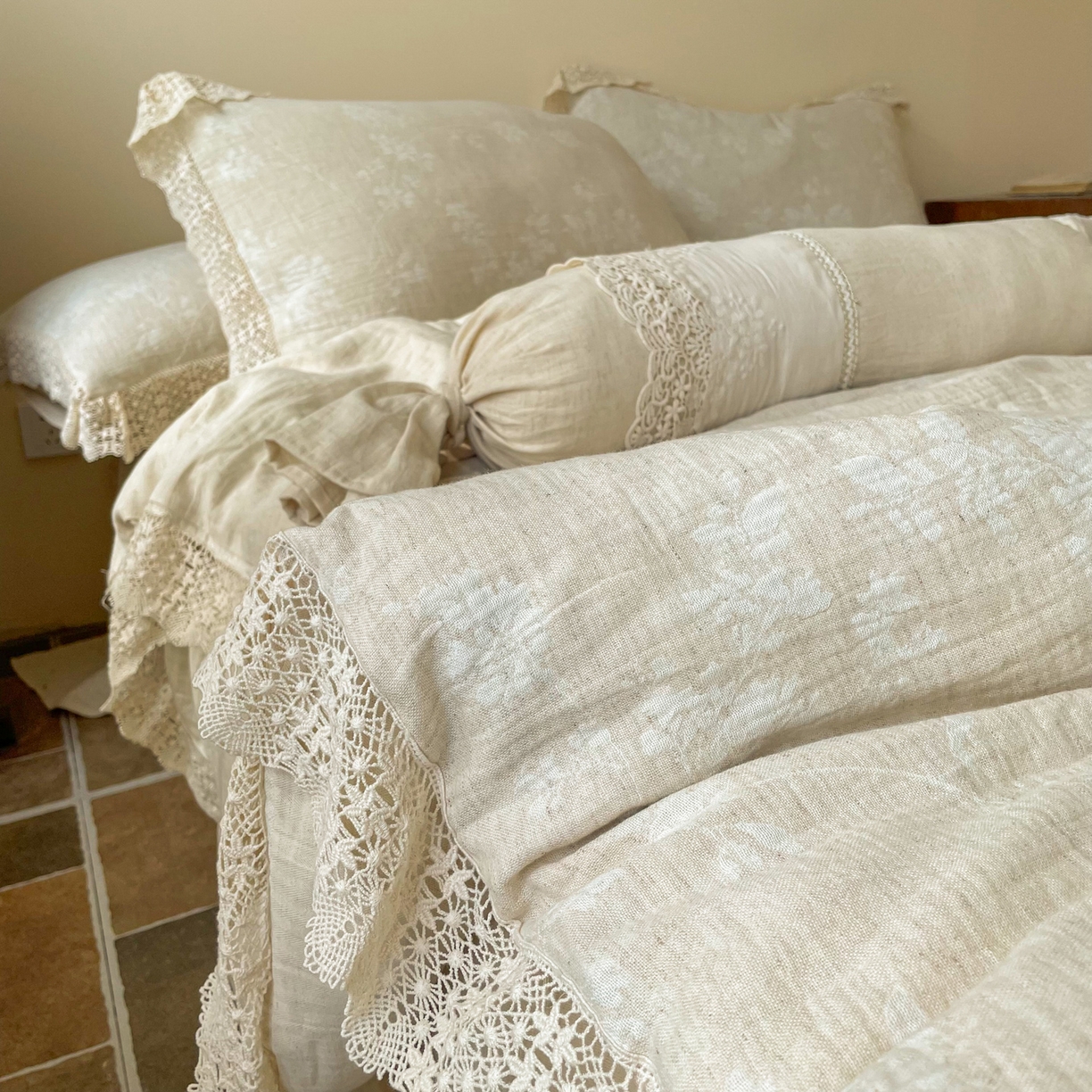 91家纺网 家纺一手货源 找家纺 梵克保罗 2026新款棉麻提花四件套（花边款） 晚风叙