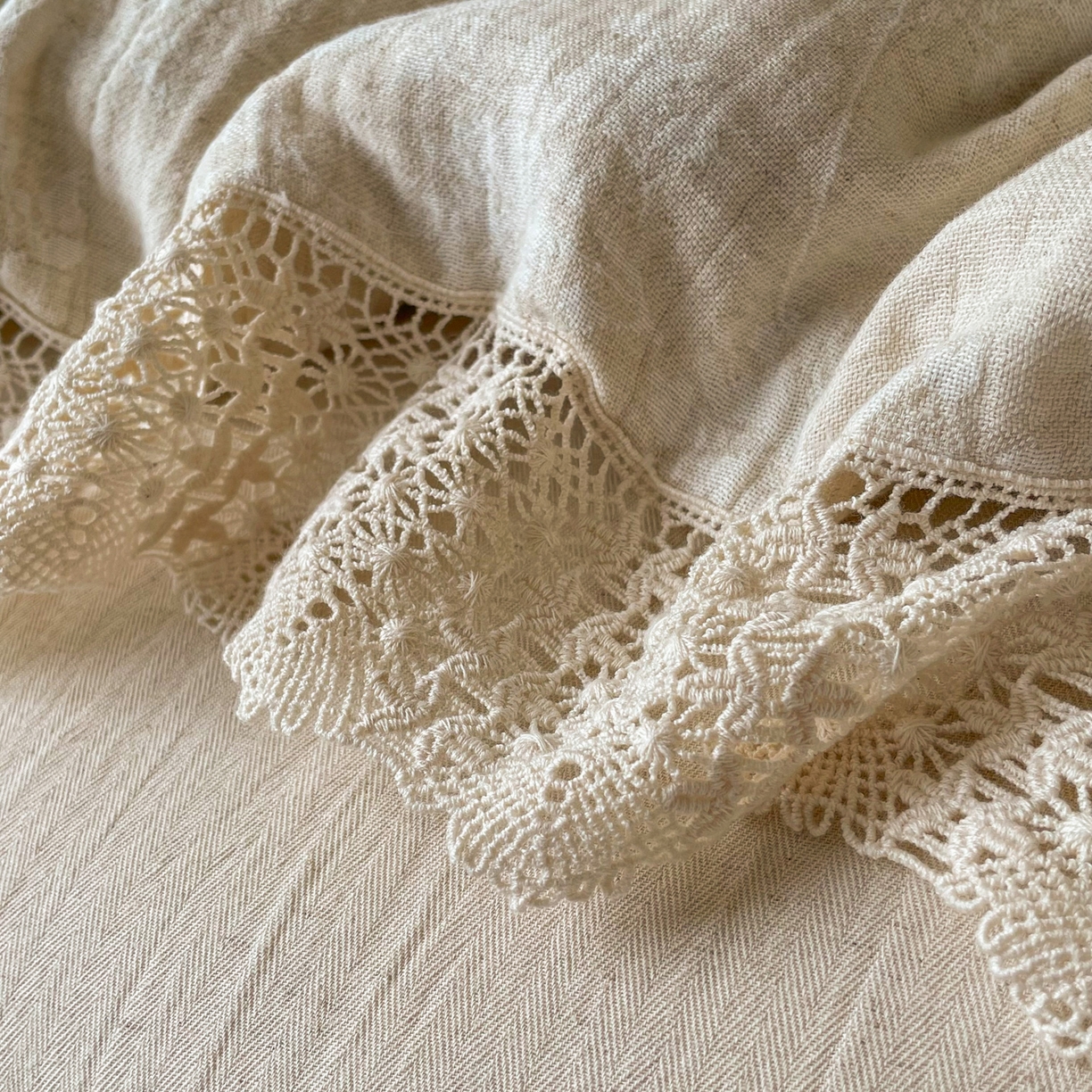 91家纺网 家纺一手货源 找家纺 梵克保罗 2026新款棉麻提花四件套（花边款） 晚风叙