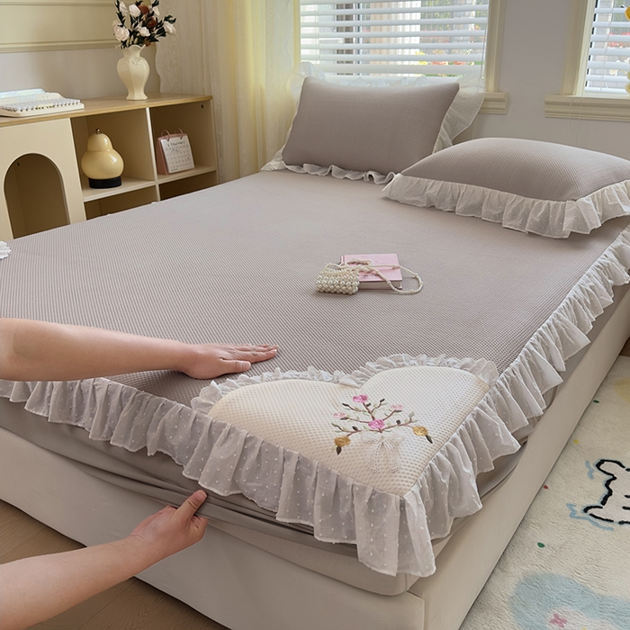 91家纺网 家纺一手货源 找家纺 （总）好儿喜家纺 2026新款凉席床笠冰丝席凉感豆豆席花边PE乙纶软凉席床笠凉席-春意浓