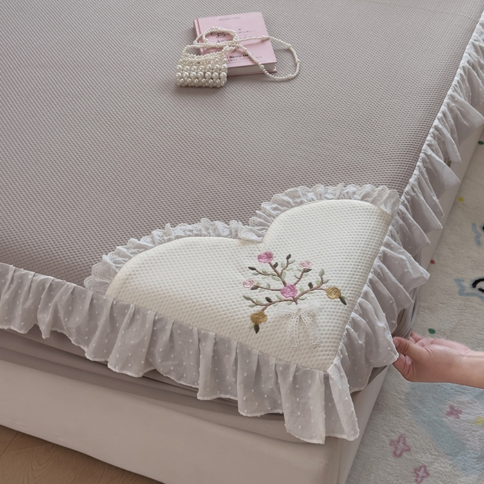 91家纺网 家纺一手货源 找家纺 （总）好儿喜家纺 2026新款凉席床笠冰丝席凉感豆豆席花边PE乙纶软凉席床笠凉席-春意浓