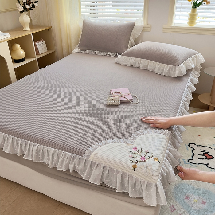 91家纺网 家纺一手货源 找家纺 （总）好儿喜家纺 2026新款凉席床笠冰丝席凉感豆豆席花边PE乙纶软凉席床笠凉席-春意浓