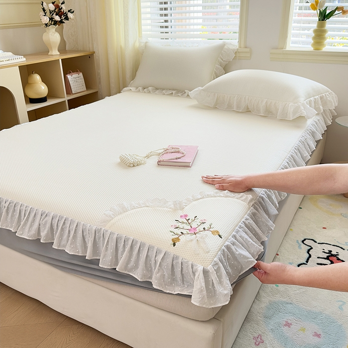 91家纺网 家纺一手货源 找家纺 （总）好儿喜家纺 2026新款凉席床笠冰丝席凉感豆豆席花边PE乙纶软凉席床笠凉席-春意浓