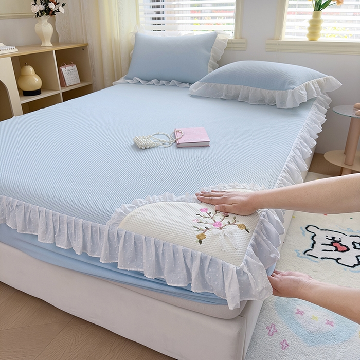 91家纺网 家纺一手货源 找家纺 （总）好儿喜家纺 2026新款凉席床笠冰丝席凉感豆豆席花边PE乙纶软凉席床笠凉席-春意浓