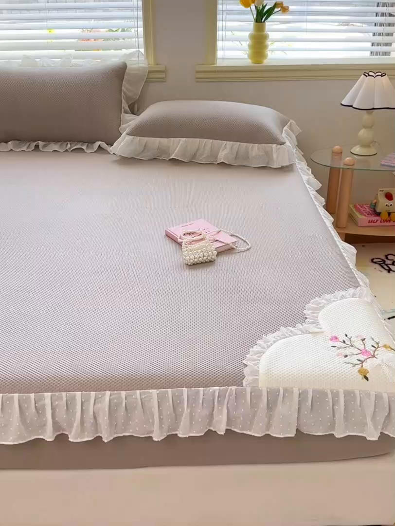 91家纺网 家纺一手货源 找家纺 （总）好儿喜家纺 2026新款凉席床笠冰丝席凉感豆豆席花边PE乙纶软凉席床笠凉席-春意浓