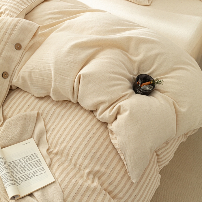 91家纺网 家纺一手货源 找家纺 梵克保罗 2026新款A类亲肤舒适棉麻纽扣款四件套 麦浪浅条