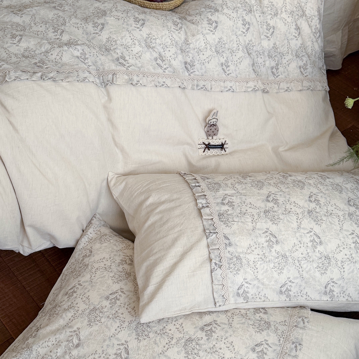 91家纺网 家纺一手货源 找家纺 （总）艾唯希家纺 2026新款A类棉麻小碎花工艺四件套亚麻床盖床笠床单（控价）-可可兔系列